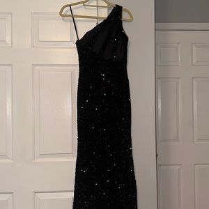 Black sequence prom dress size 2 but fits like a 0
